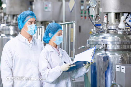 化工厂技术工人锅炉设备检查流程与要点